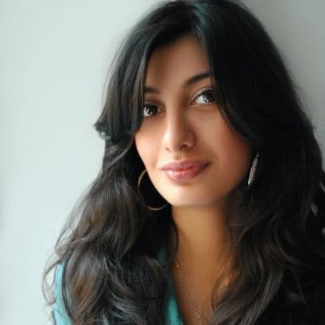 How to Style Curtain Bangs Like an Expert